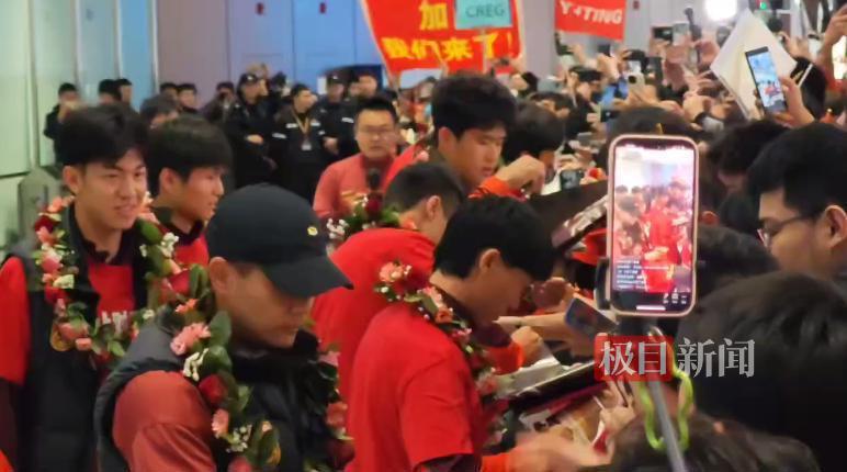 开云体育app-U23国足队员抵京，球迷欢呼迎接，队员彭啸：大家太热情了，非常感动